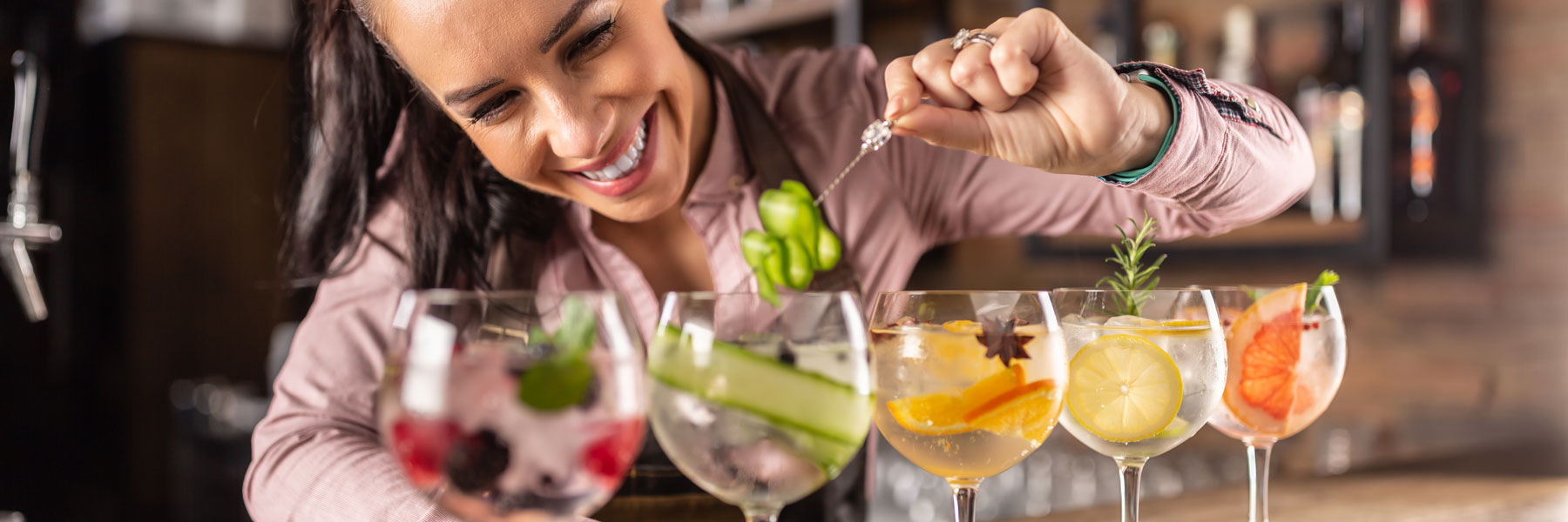 bartender-gin and tonics